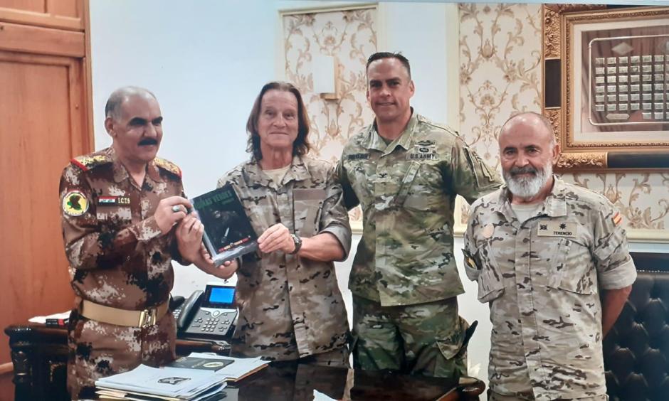 Kitín Muñoz y Terencio Pérez se reunieron en Irak con general Karim Aboud Al-Tamini Jefe del Servicio Antiterrorista de Irak. El la foto les acompaña el coronel Theodore Unbenhagen, boina verde estadounidense