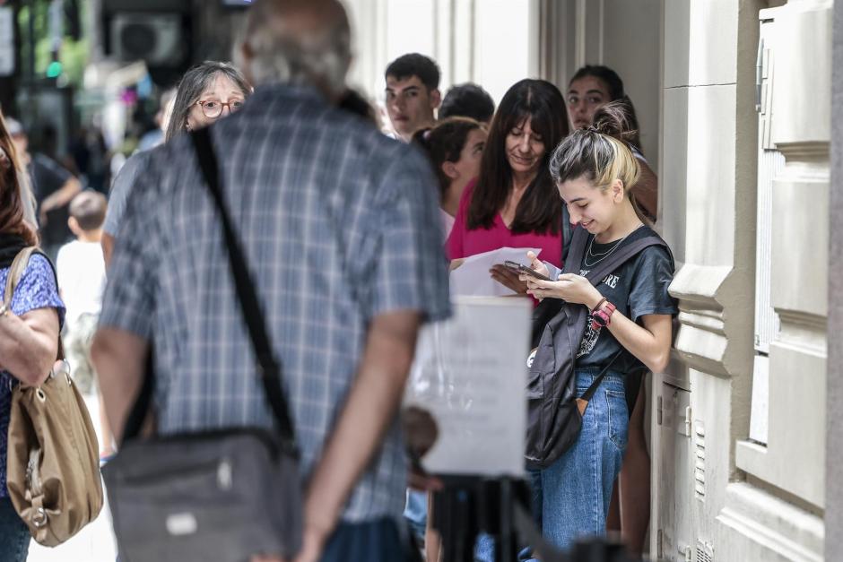 Colas ante el consulado español en Buenos Aires para beneficiarse de la 'ley de nietos'
