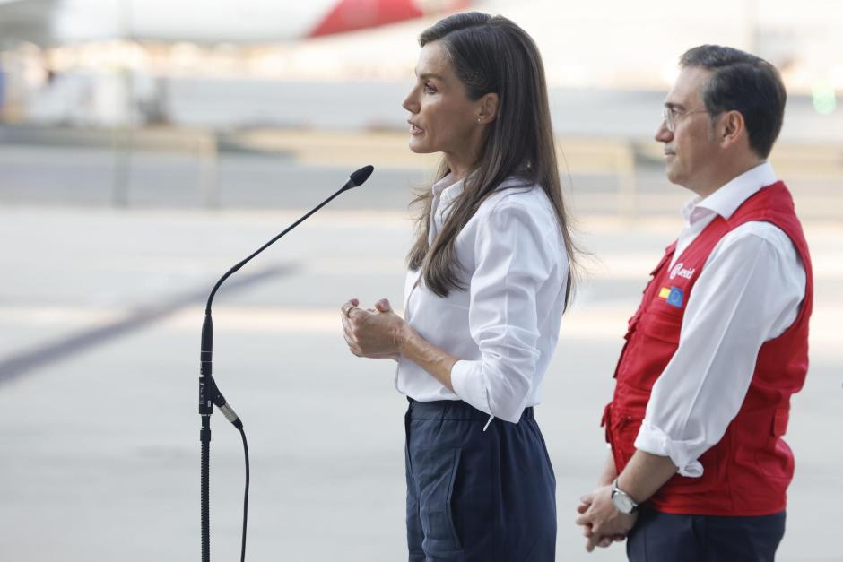 Doña Letizia, acompañada por Albares, despide al equipo sanitario que parte a Venezuela