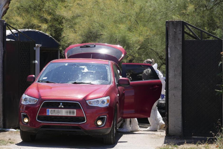 Agentes de la Guardia Civil investigan la muerte violenta de una mujer en Camponaraya, León