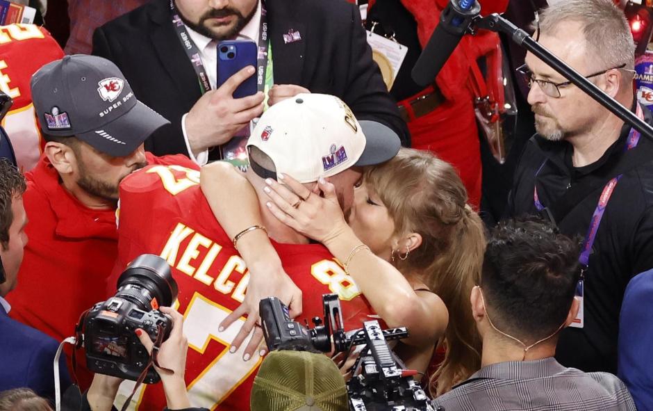 El beso de Taylor Swift y Travis Kelce