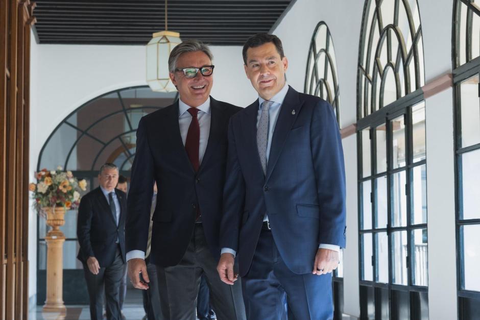 El portavoz de Vox en Andalucía, Manuel Gavira, y el presidente de la Junta, Juanma Moreno, antes de la firma