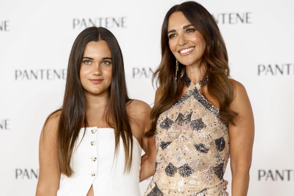 Paula Echevarría y Daniella Bustamante, posando en el photocall de Pantene
