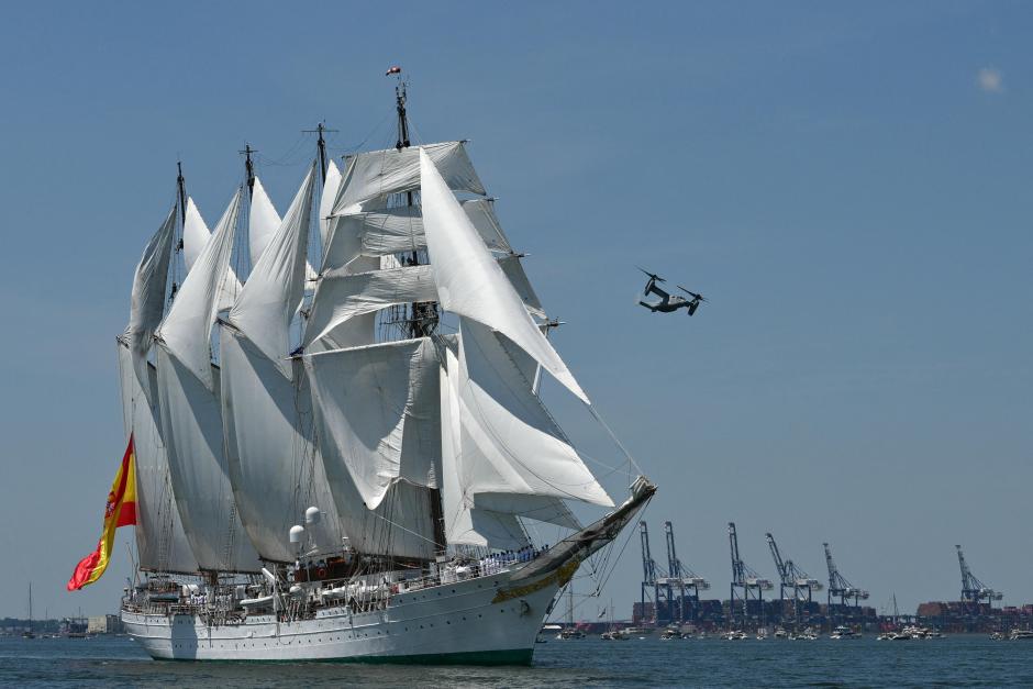 El buque escuela Juan Sebastián Elcano a su paso por el río Hudson