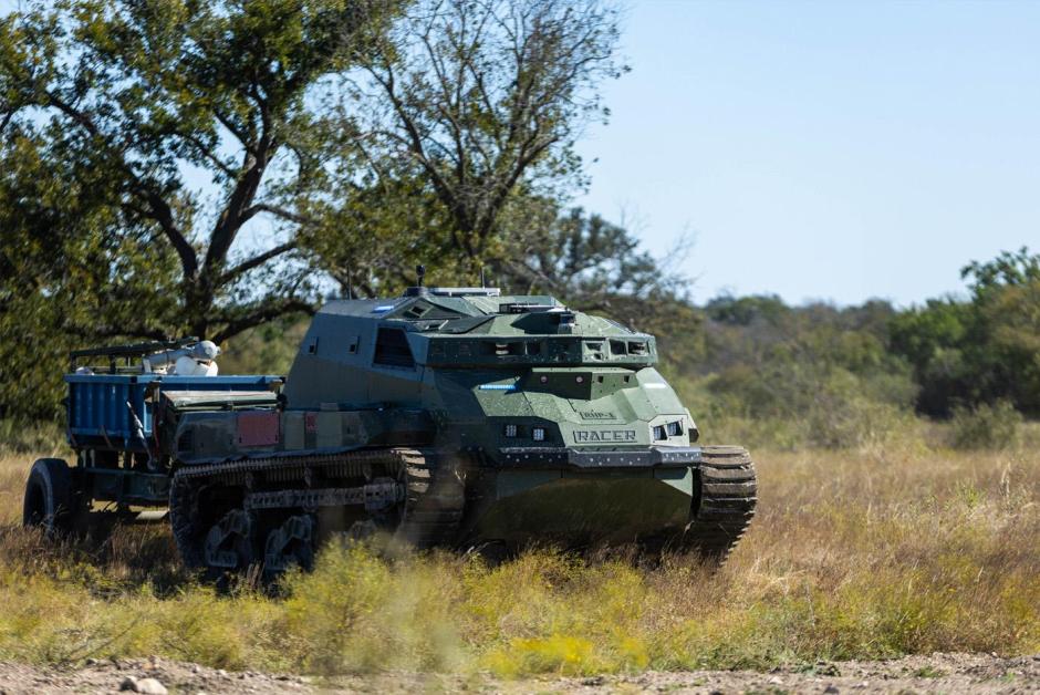 Las tecnologías RACER permiten a los vehículos terrestres no tripulados (UGV) maniobrar en terrenos irregulares y fuera de carretera a velocidades limitadas únicamente por el rendimiento de los sensores, las restricciones mecánicas y la seguridad
