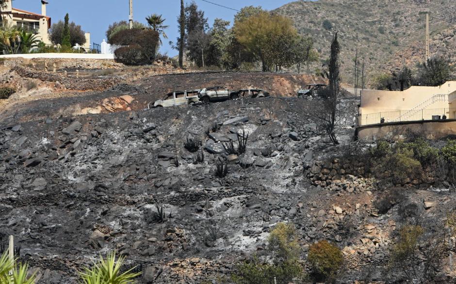 BÉDA (ALMERÍA) (ESPAÑA), 11/07/2026.- Restos de vehiculos calcinados en el municipio almeriense de Béda . La superficie afectada por el incendio forestal originado en Los Gallardos (Almería), con doce fallecidos, se ha elevado a 6.600 hectáreas por los avances registrados durante la pasada jornada, que obligaron a ampliar el perímetro ante la presencia de focos y frentes muy activos. EFE/Carlos Barba