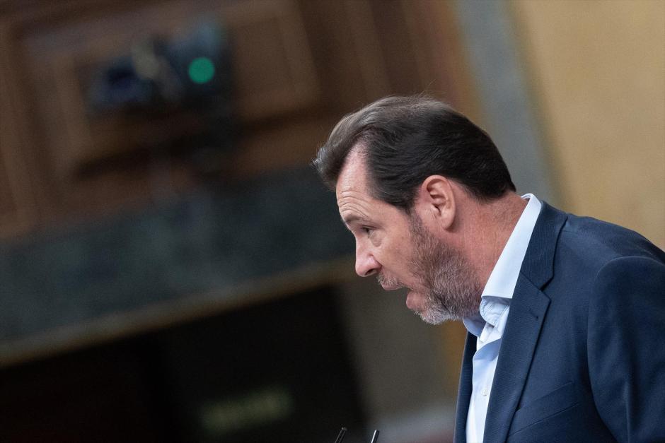 El ministro de Transportes, Óscar Puente, durante una sesión plenaria en el Congreso de los Diputados
