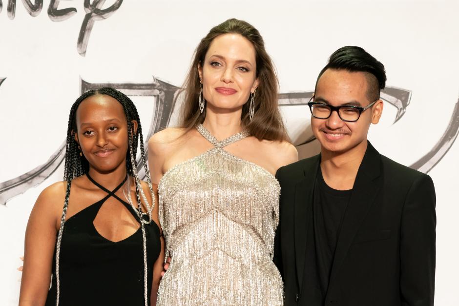 Maddox y Zahara, junto a su madre, Angelina Jolie