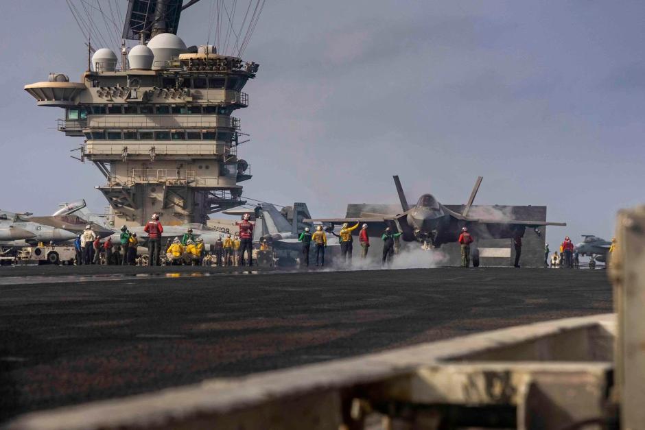 Un F-35C Lightning II se dispone a despegar de la cubierta del portaaviones USS Abraham Lincoln (CVN 72)
