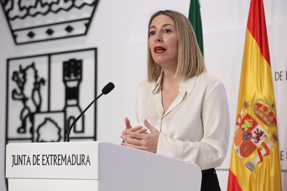 La presidenta de la Junta de Extremadura, María Guardiola, ofrece una rueda de prensa