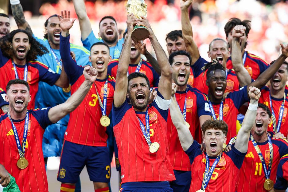 Rodri Hernández levanta el trofeo Jules Rimet