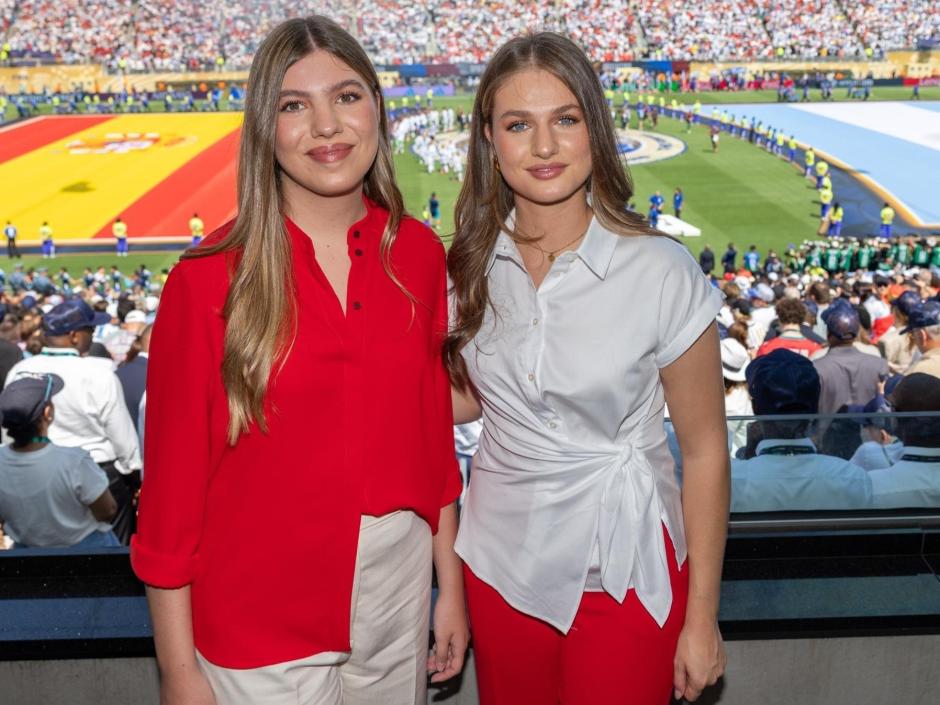 La Infanta Sofía y la Princesa Leonor en la final del Mundial