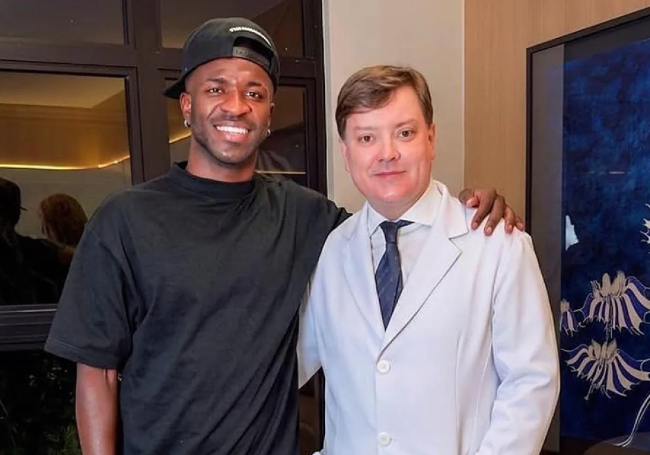El jugador del Real Madrid, VInicus Jr. junto al Dr. Alessandro Alarcão