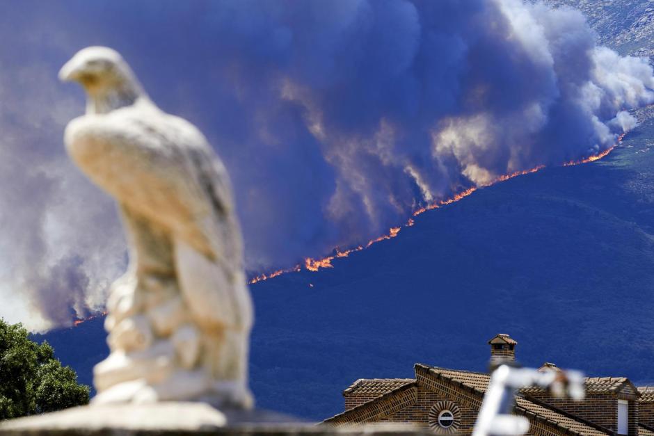Amplio operativo desplegado con motivo del incendio que se declaró este miércoles en Burgohondo, localidad de Ávila con 1.300 habitantes