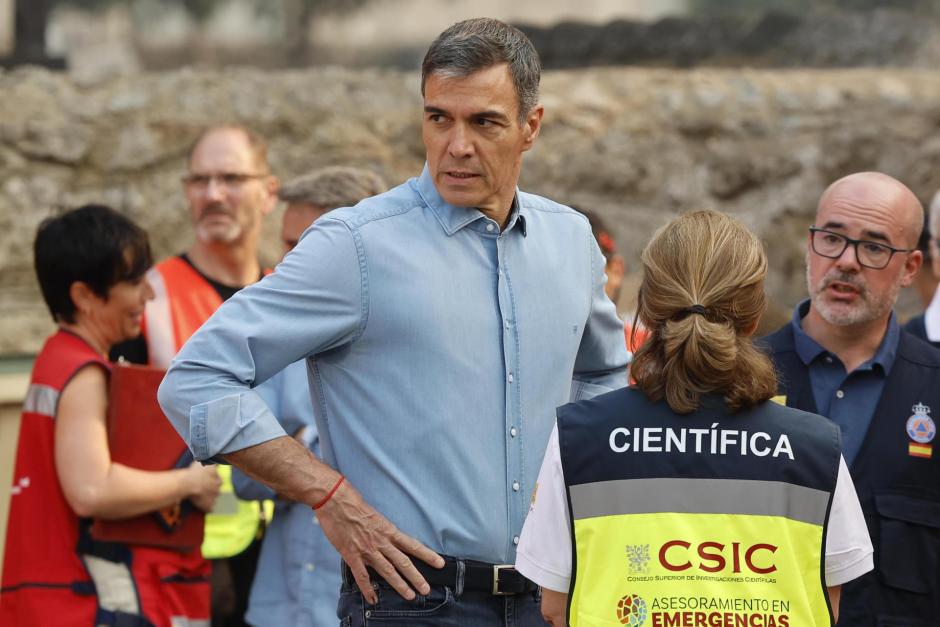 Sánchez en el puesto de Mando Avanzado por el incendio en Madrid