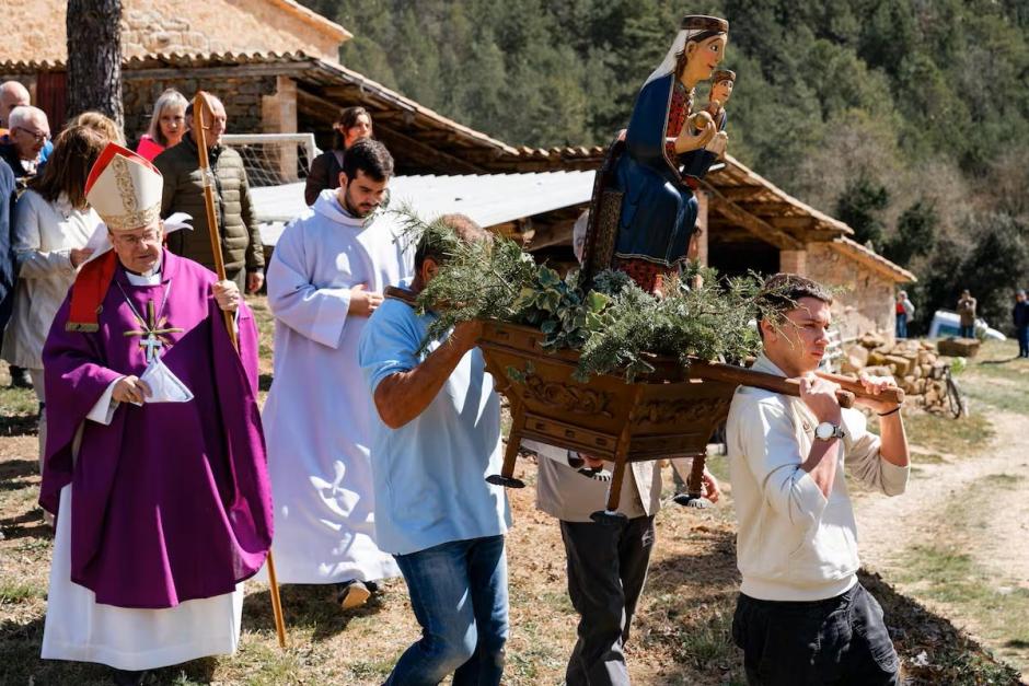 El obispo de Solsona, Francesc Conesa, y la virgen dels Torrents en Espunyola (Barcelona), en marzo de 2023, para pedir lluvia