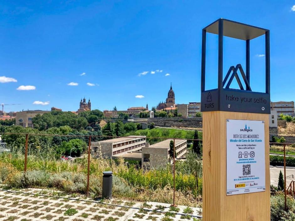Imagen de un 'punto selfie' en uno de los miradores de Salamanca