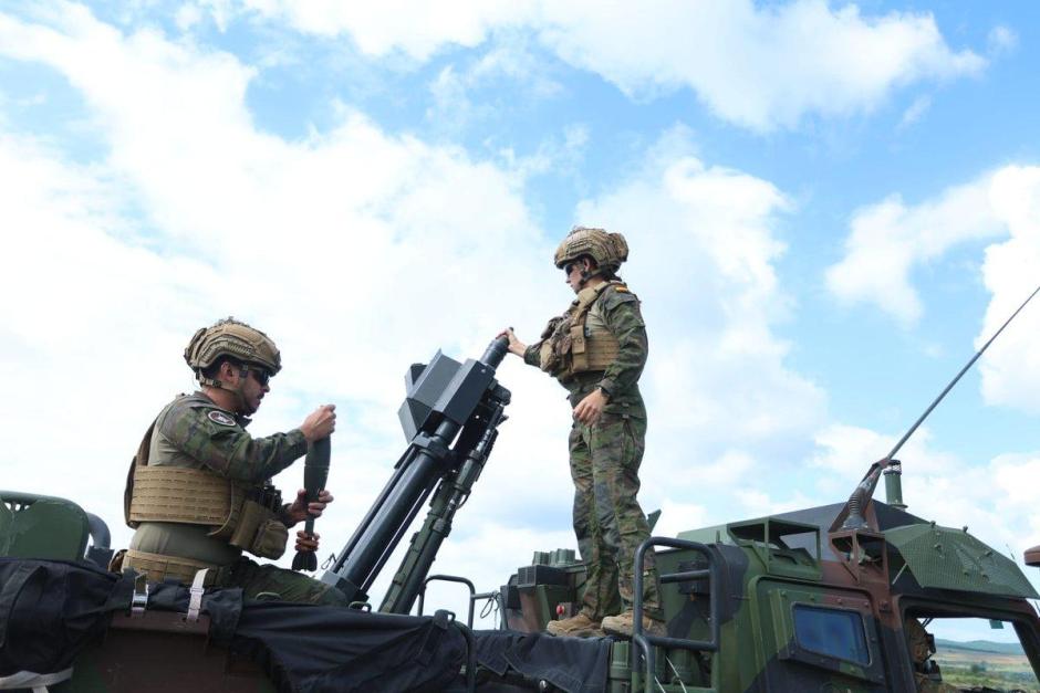 Los militares españoles de Infantería de Marina FIMAR_RIV desplegados en Rumanía han realizado un ejercicio de tiro real con mortero embarcado sobre un vehículo de alta movilidad táctica (VAMTAC)