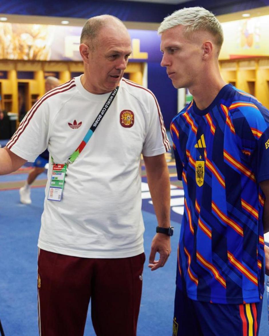 Dani Olmo conversa con un miembro del equipo en los instantes previos a la final contra Argentina.