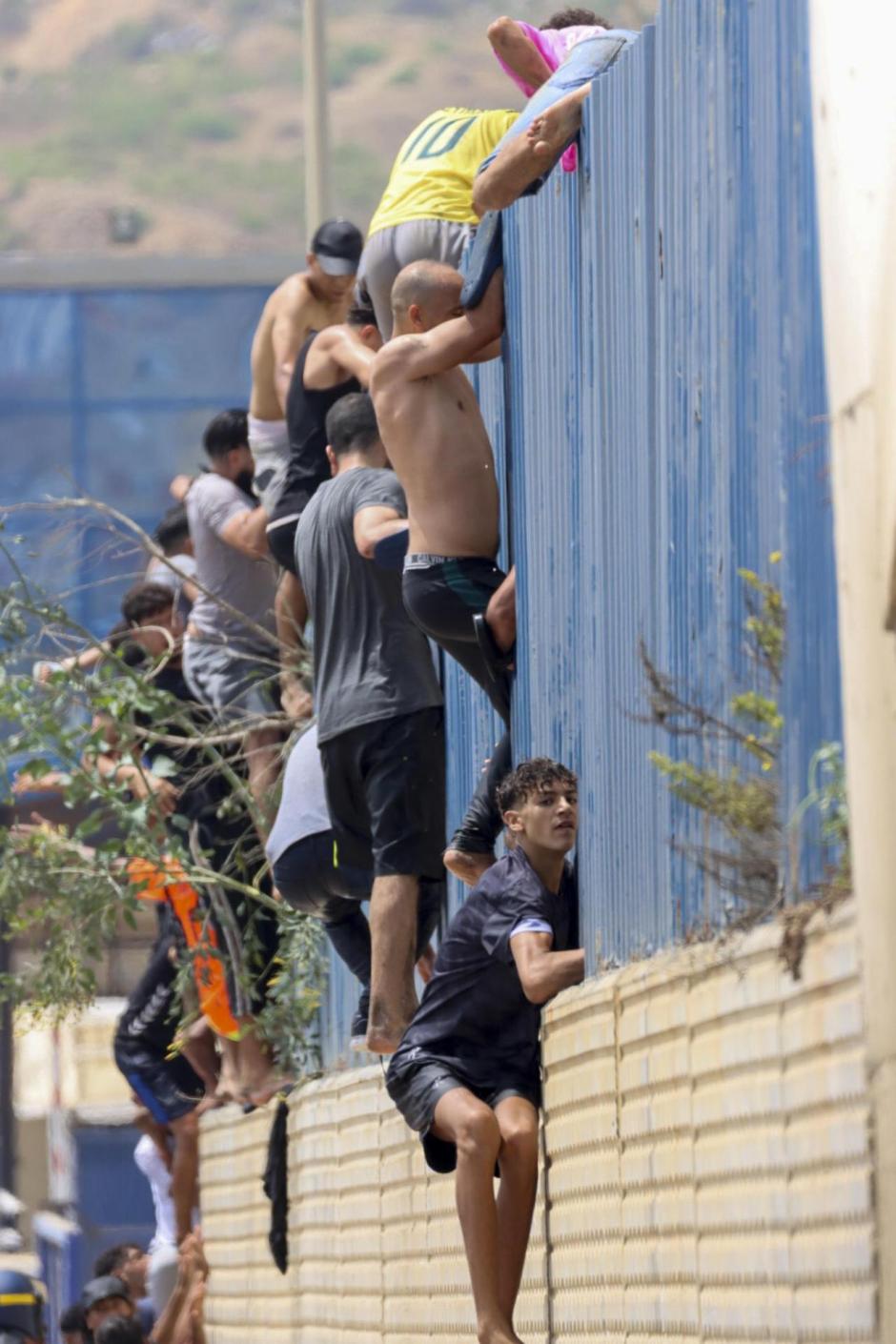 Poco antes del mediodía, miles de personas se dirigieron hacia el perímetro fronterizo de Ceuta en una acción coordinada. Los grupos llegaron desde distintos puntos de la ciudad, desplazándose a pie, en motos y coches, hasta concentrarse a varios cientos de metros de la valla.