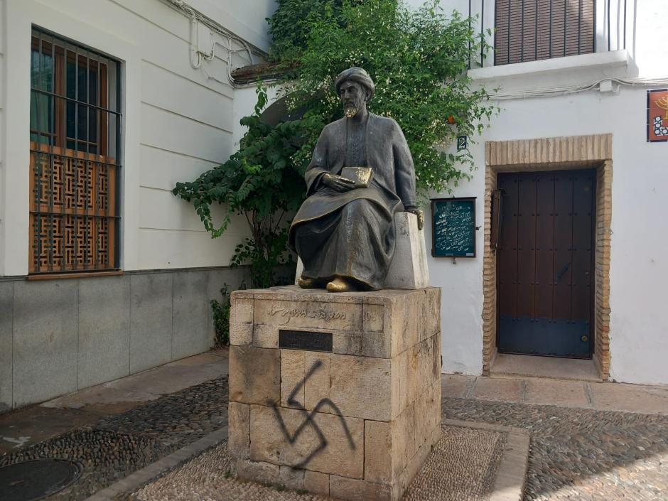 Estatua de Maimónides vandalizada