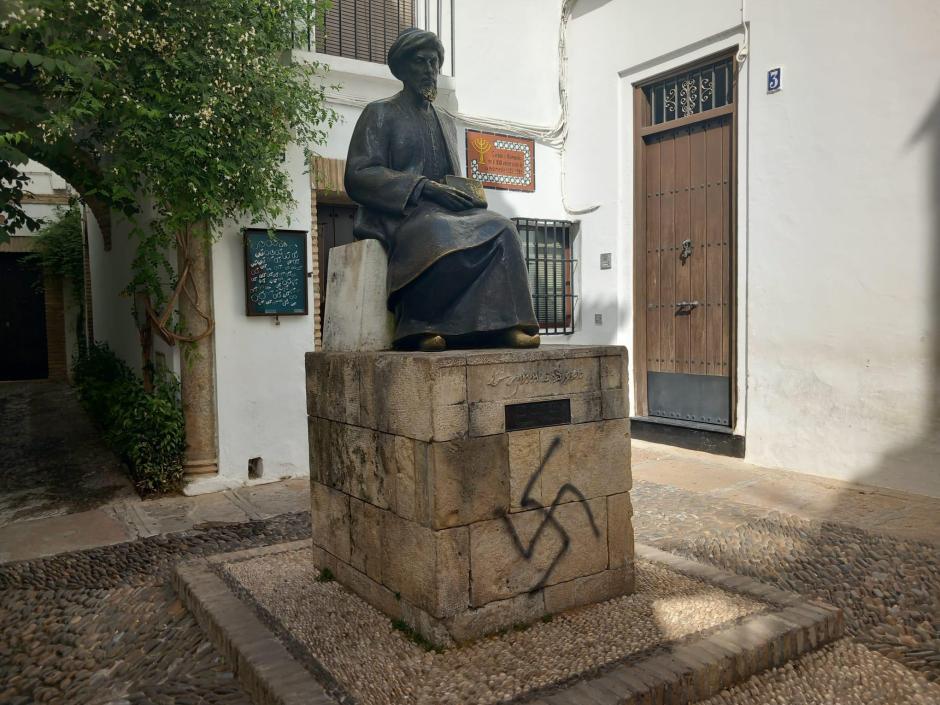 Estatua de Maimónides vandalizada