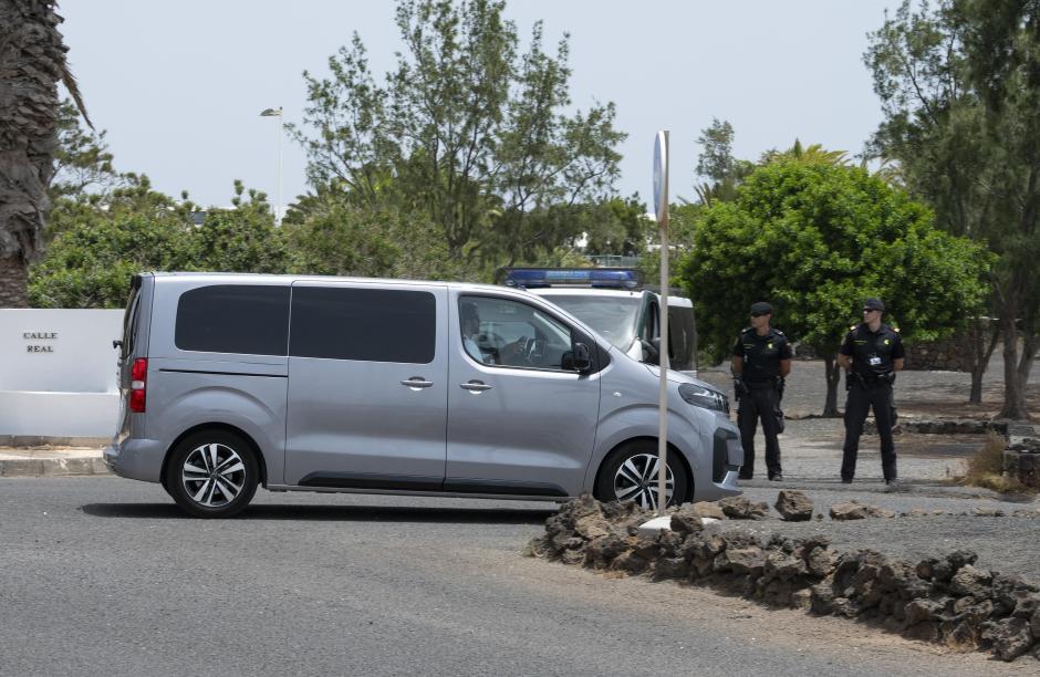 TEGUISE (LANZAROTE), 01/08/2026.- El presidente del Gobierno, Pedro Sánchez, ha iniciado este sábado sus vacaciones de verano en Lanzarote, donde volverá a alojarse junto a su familia en la residencia oficial de La Mareta, en la localidad turística de Costa Teguise. Sánchez aterrizó a las 13:07 horas (hora canaria) en el aeropuerto César Manrique-Lanzarote a bordo de un avión Falcon del Ejército del Aire y, sobre las 13:30 horas, ha accedido en furgoneta al recinto de La Mareta, según ha presenciado EFE. EFE/ Adriel Perdomo