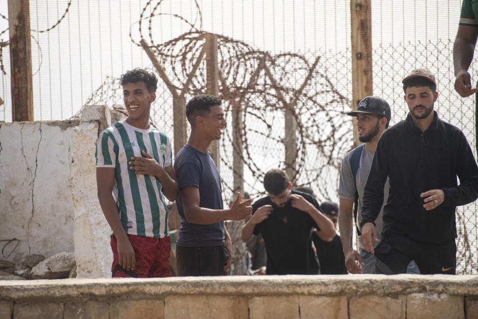 Un grupo de inmigrantes ilegales que traspasaron la frontera con Ceuta