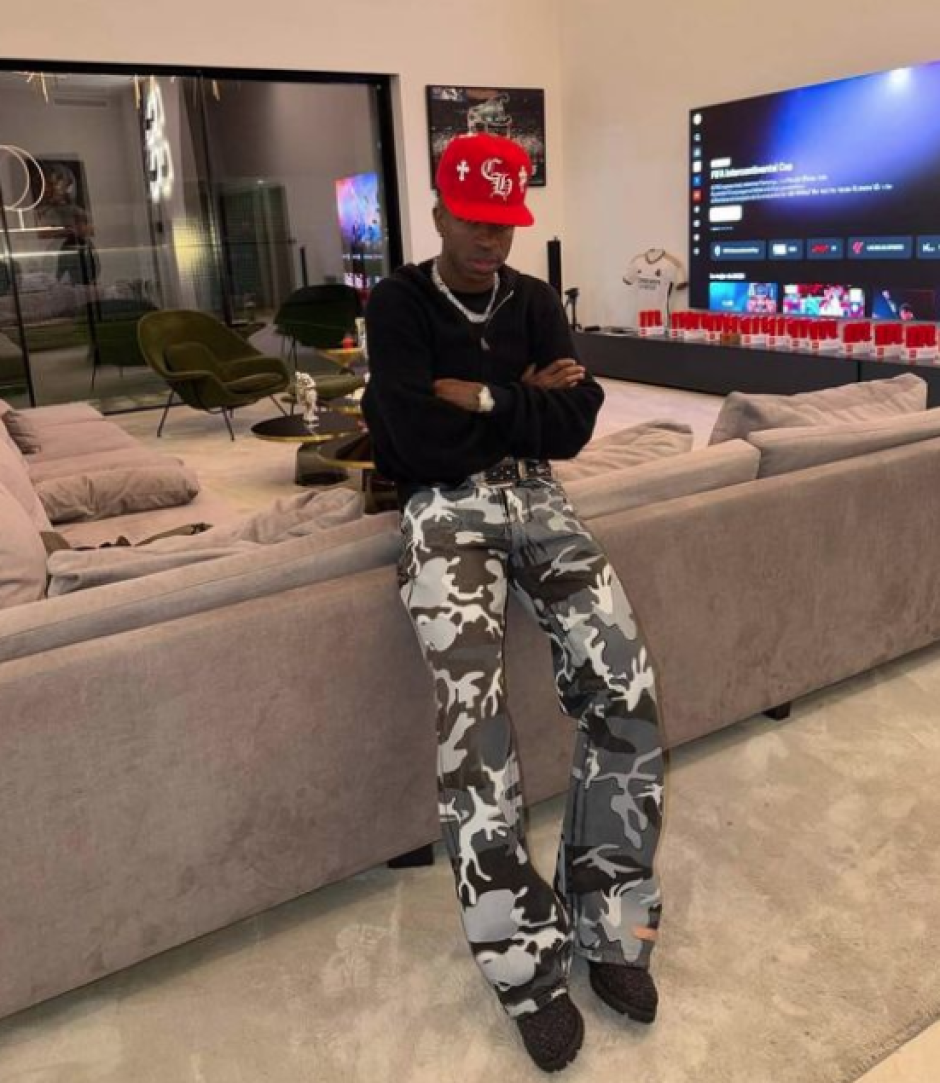 Vinicius Jr. en uno de los salones de su casa