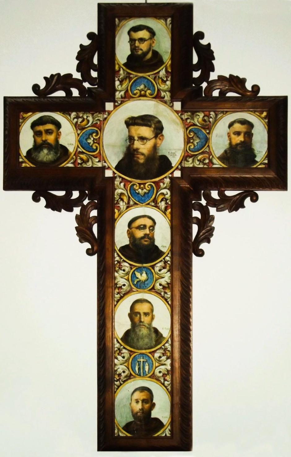Una cruz con los retratos de los siete capuchinos martirizados en Antequera
