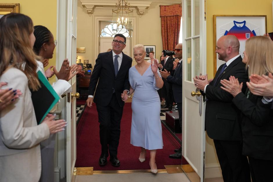El primer ministro Andy Burnham y su mujer Marie-France van Heel