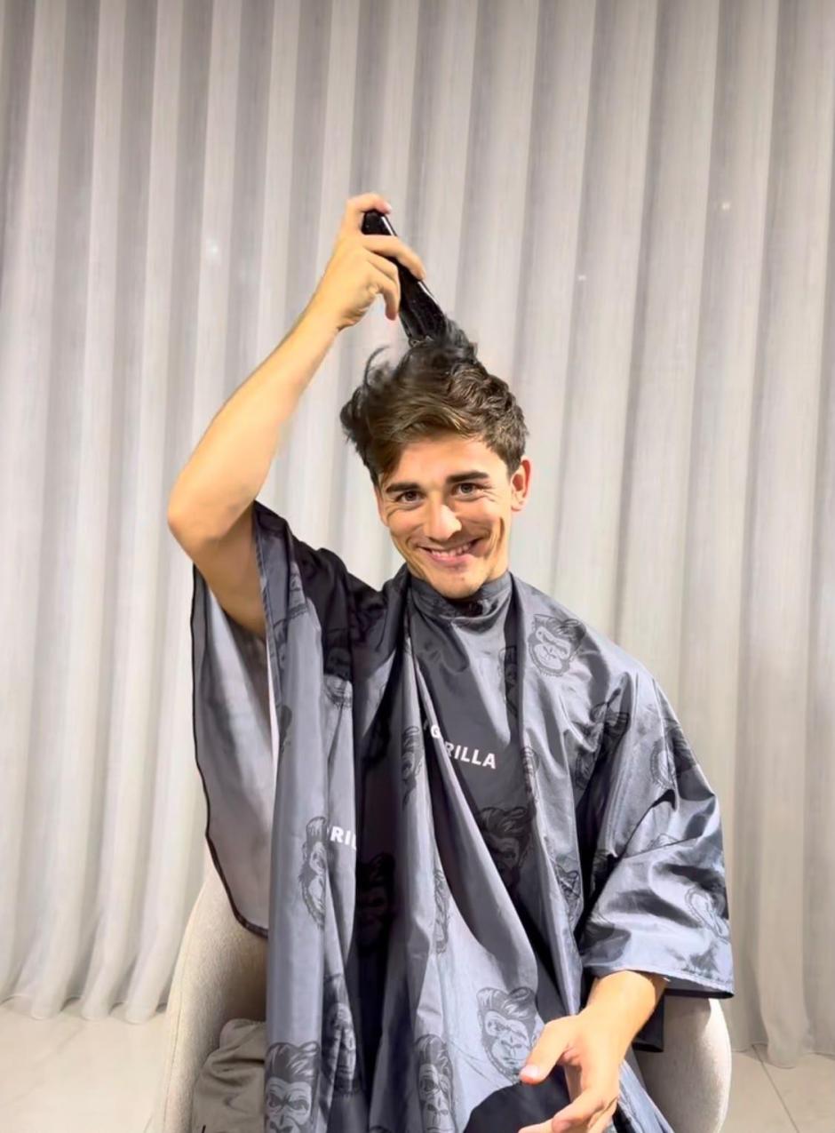 Gavi rapándose el pelo