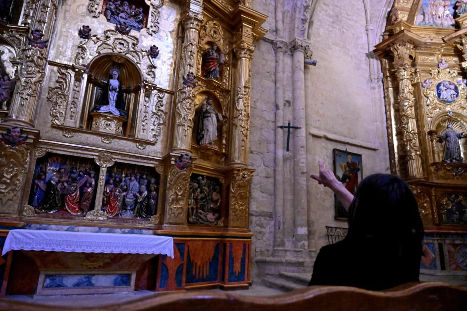 A sus 81 años Concha Gallardo, la alcaldesa de Támara de Campos, con 74 vecinos, abre las puertas de San Hipólito el Real y mantiene vivo un patrimonio rural que sin voluntarios como ella permanecería cerrado en la España despoblada
