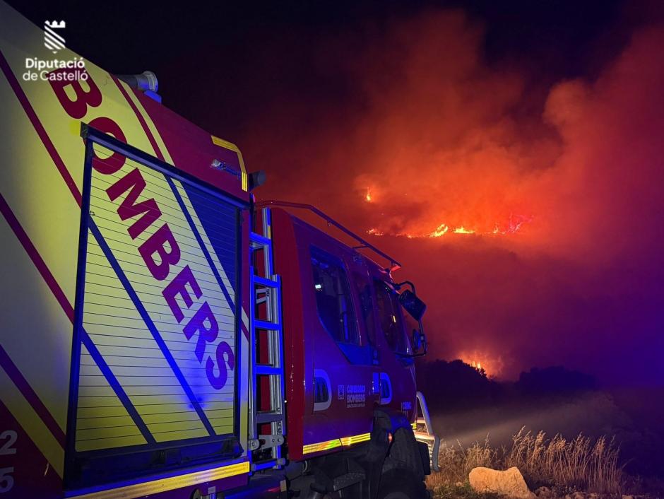 Imagen del operativo terrestre de Bomberos trabajando en el nuevo incendio forestal del interior de Castellón