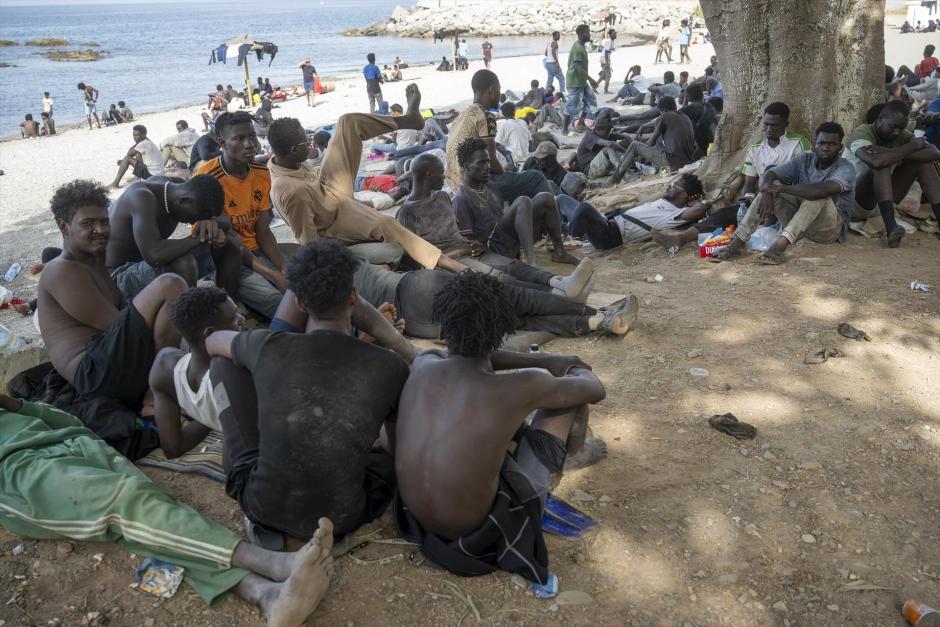 Imagen de archivo de decenas de inmigrantes llegados a Ceuta el pasado 30 de julio