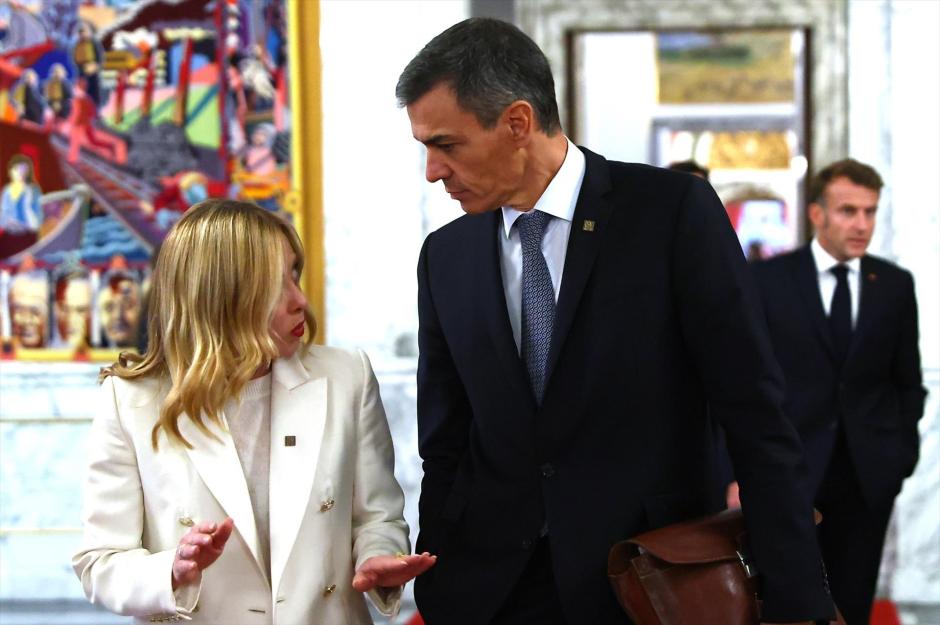 El presidente del Gobierno Pedro Sánchez junto con la primer ministro italiana Giorgia Meloni