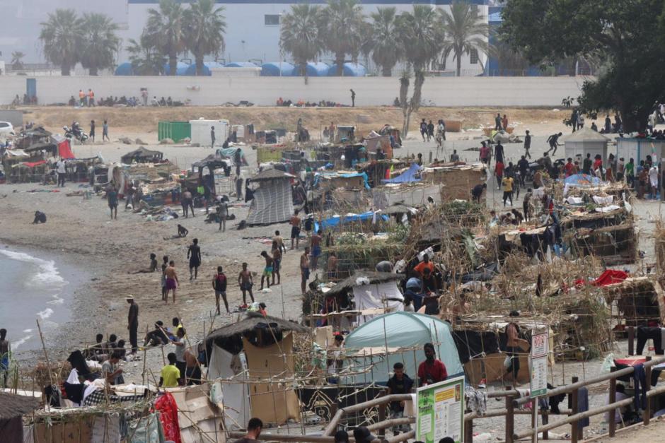Chabolas instaladas por los inmigrantes en la la playa El Trampolín de Ceuta.
