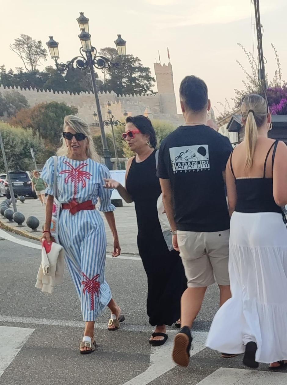 Yolanda Díaz con el parador de Bayona de fondo