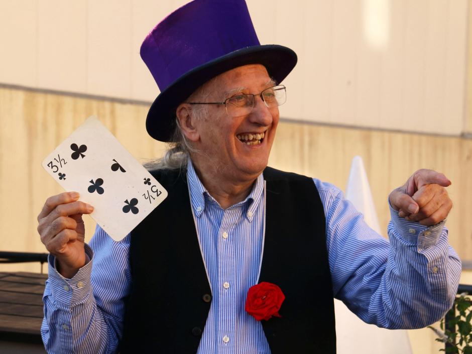 Juan Tamariz con sus cartas de magia