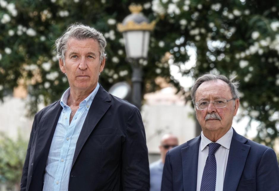 El presidente del PP, Alberto Núñez Feijóo, y el presidente de Ceuta, Juan Jesús Vivas, este miércoles
