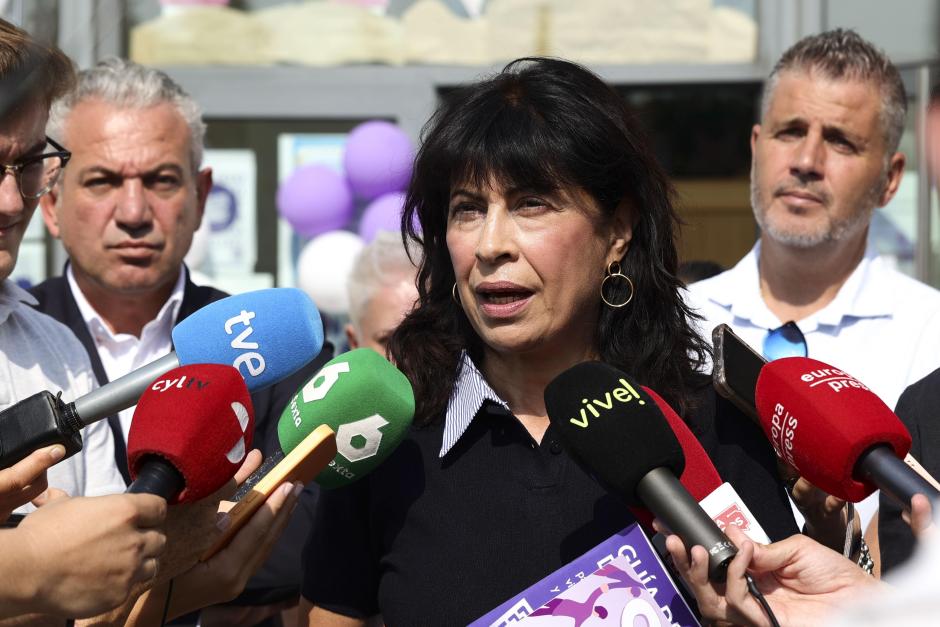 CABEZÓN DE PISUERGA (VALLADOLID), 14/08/2026.- La ministra de Igualdad Ana Redondo atiende a la prensa durante su visita al Punto Violeta instalado en Cabezón de Pisuerga con motivo de sus fiestas patronales. EFE/ R. García