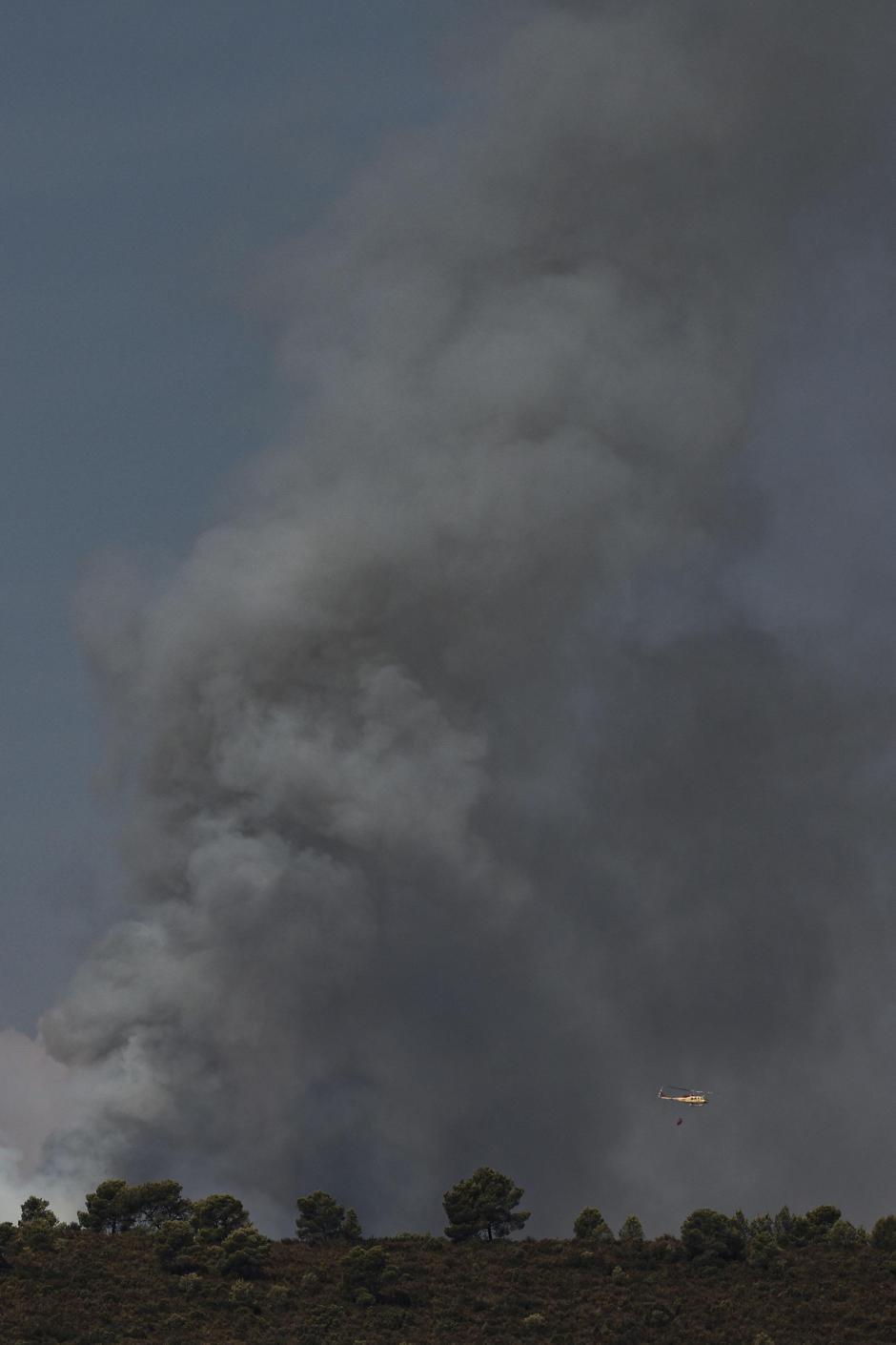 Imagen de las labores de extinción en el incendio que afecta a la Sierra Calderona en el término municipal de Segorbe.