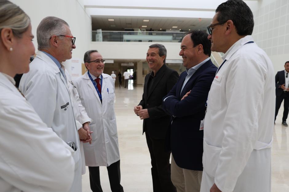 Imagen de archivo de Juanfran Pérez Llorca junto a Marciano Gómez y profesionales de la sanidad pública valenciana