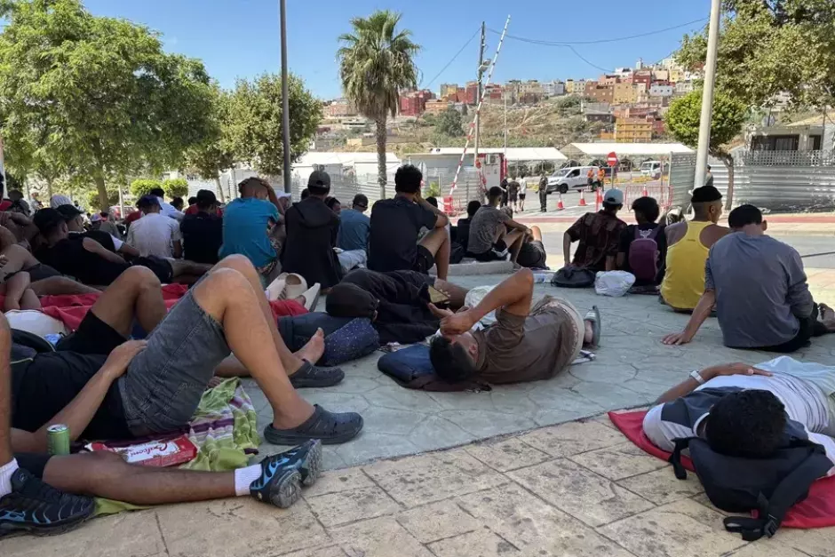 Varios migrantes congregados en los alrededores del Embolsamiento Loma Colmenar, el pasado sábado en Ceuta