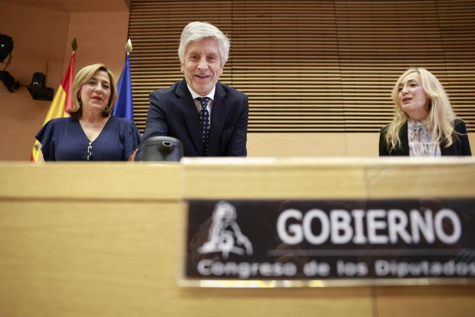 El ministro del Interior, Fernando Grande-Marlaska, acompañado por la presidenta de la Comisión, María Carmen Castilla (d), y por la vicepresidenta primera, María Araceli Poblador, del PSOE.