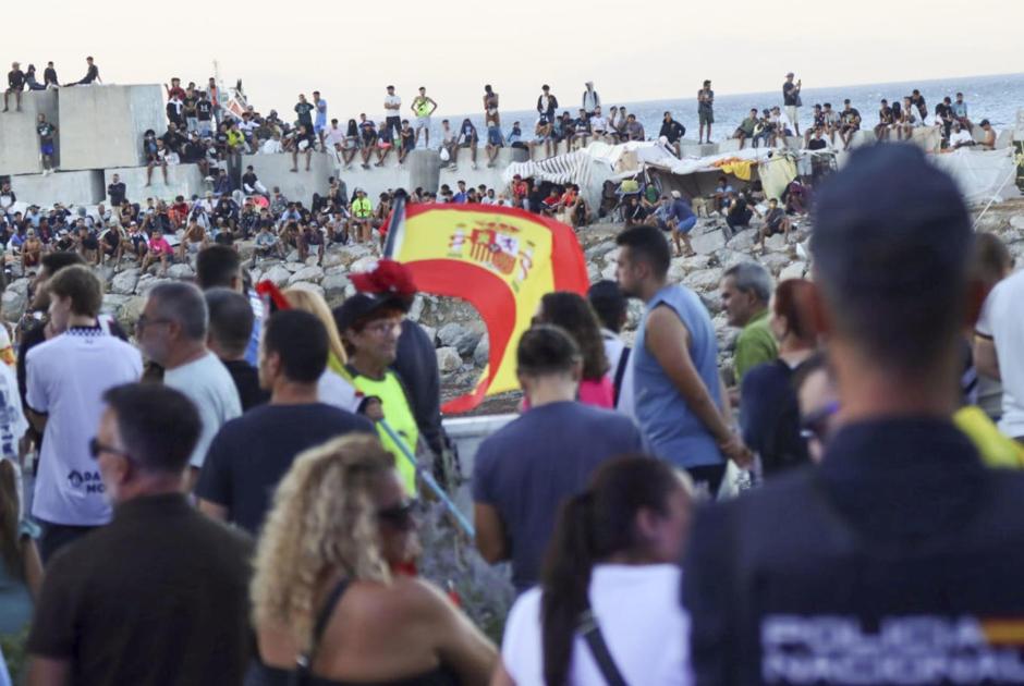 Protestas en Ceuta contra la crisis migratoria este viernes en la playa de El Trampolín