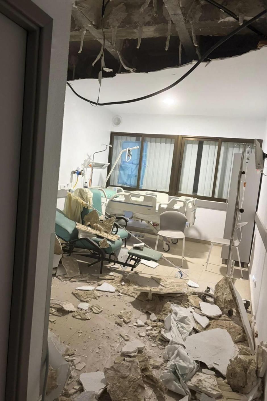 Habitación de Medicina Interna donde se ha desprendido esta madrugada parte del techo
