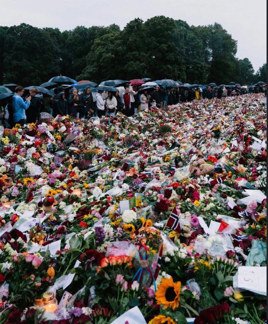 Miles de flores en la plaza del Palacio Real de Oslo en honor al Rey Harald V