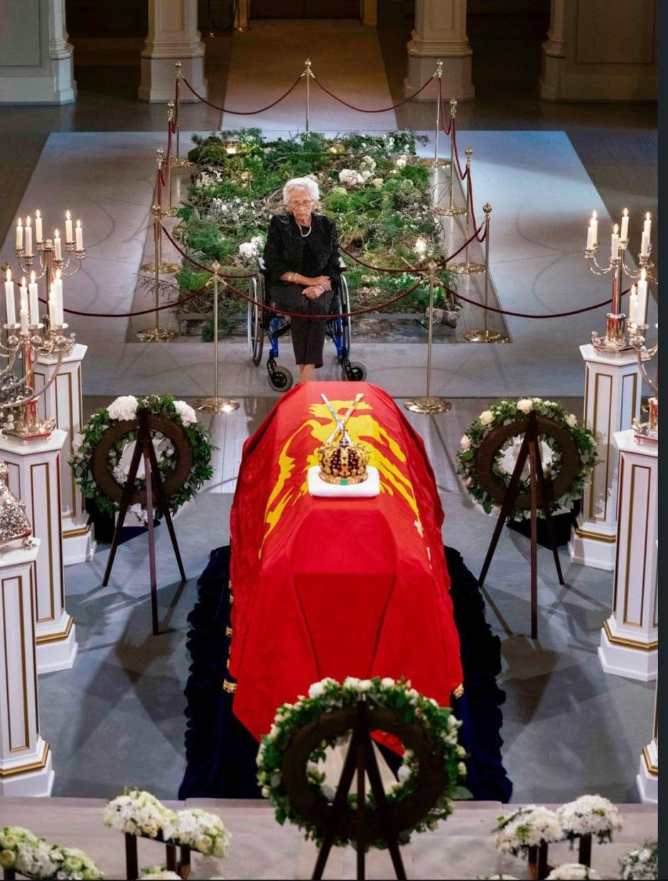 Astrid de Noruega frente al féretro de su hermano, el Rey Harald, en la capilla ardiente