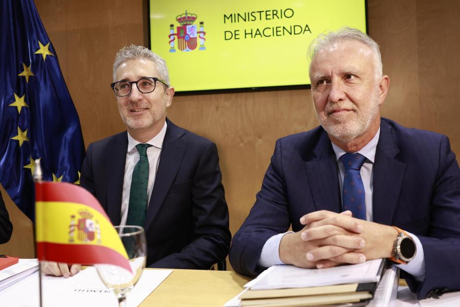 El ministro de Hacienda, Arcadi España y el ministro de Política Territorial y Memoria Democrática, Ángel Víctor Torres, el viernes